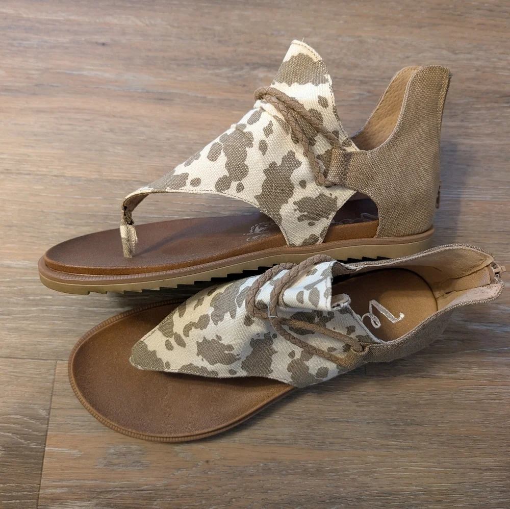 Sandals - Picture 2 of 4